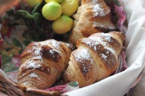 Французские круассаны. 

Круассаны на завтрак - это классика.  