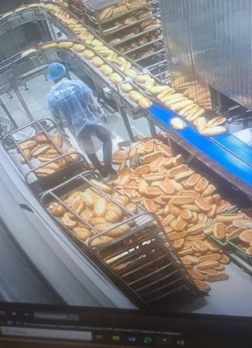 На екатеринбургском заводе Смак произошел инцидент, который вызвал бурное обсуждение в социальных сетях. 01 На екатеринбургском заводе Смак произошел инцидент, который вызвал бурное обсуждение в социальных сетях. 01