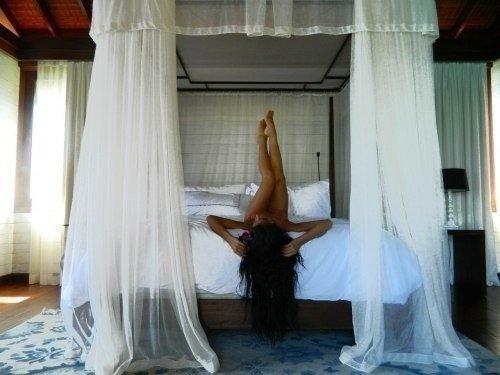 Подъемы на носки.

Лучшее и единственное упражнение для тренинга икроножных мышц - подъемы на носки.  