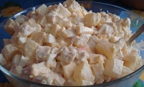 Салат с ананасами и курицей.

