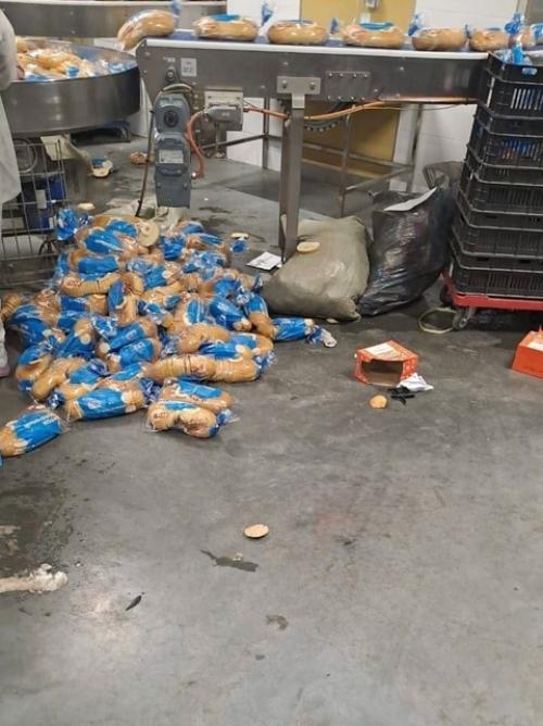 На екатеринбургском заводе Смак произошел инцидент, который вызвал бурное обсуждение в социальных сетях. 02 На екатеринбургском заводе Смак произошел инцидент, который вызвал бурное обсуждение в социальных сетях. 02