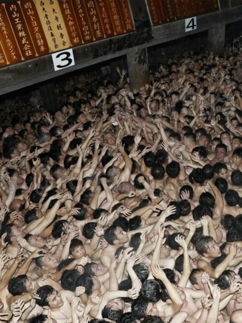 Удача через синяки: в Японии прошел традиционный 