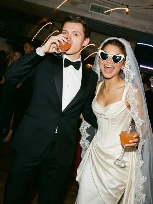 Зендея рассказала, как отреагировала на изображения её Свадьбы с томом холландом, созданные искусственным интеллектом. 01