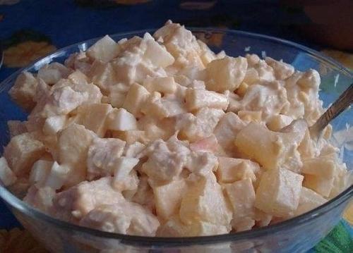 Салат с ананасами и курицей.

