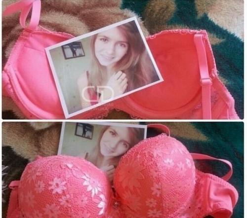 - Дорогая, пришли мне фотку в лифчике! 

