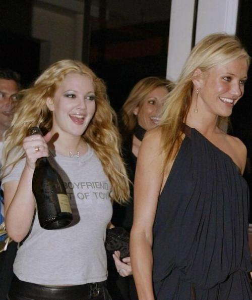 Дрю бэрримор и Кэмерон диаз пьют шампанское по дороге на премьеру Ангелов Чарли в Нью-йорке, 2003 год. 01