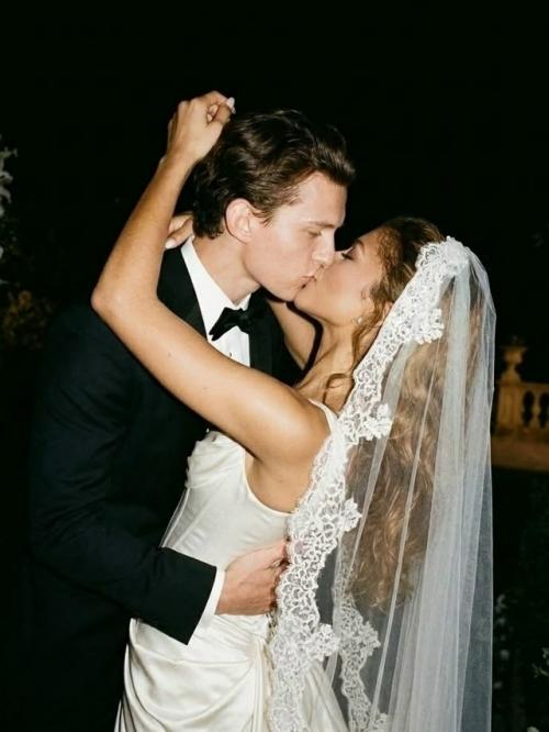 Зендея рассказала, как отреагировала на изображения её Свадьбы с томом холландом, созданные искусственным интеллектом. 02