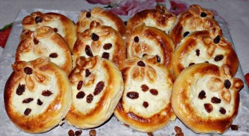 Очень вкусные творожные ватрушки из дрожжевого теста.

