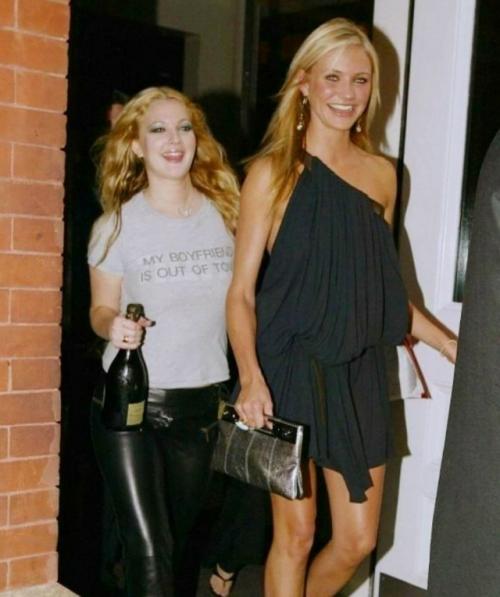 Дрю бэрримор и Кэмерон диаз пьют шампанское по дороге на премьеру Ангелов Чарли в Нью-йорке, 2003 год. 04