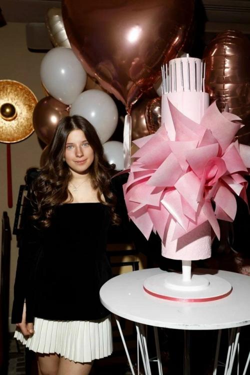 Андрей Аршавин и Юлия Барановская неожиданно воссоединились, чтобы отметить 18-летие дочери Яны. 01