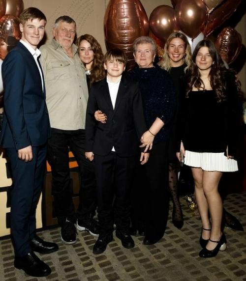 Андрей Аршавин и Юлия Барановская неожиданно воссоединились, чтобы отметить 18-летие дочери Яны. 05