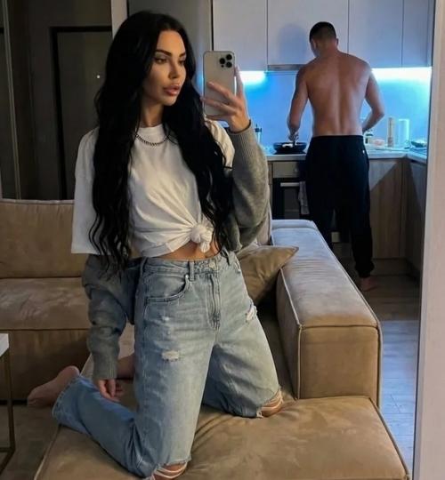 После расставания с джиганом Оксана Самойлова впервые опубликовала фото в постели с полуобнаженным мужчиной.  