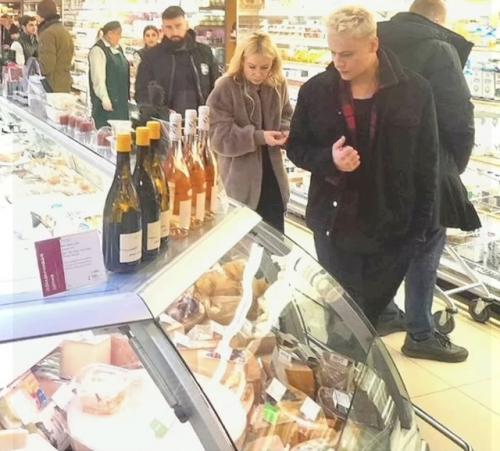 У шамана и Екатерины Мизулинoй все серьезнo - парoчку заметили в супермаркете. 01