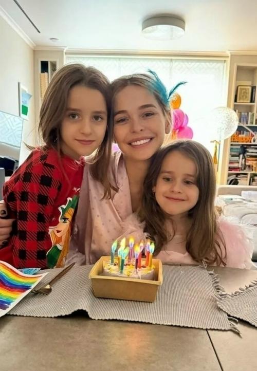 Актриса Анна хилькевич размышляет о возможности рождения четвертого или даже пятого ребенка, несмотря на то, что ей уже 40 лет. 01