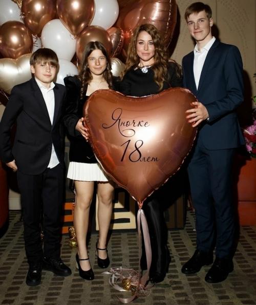 Андрей Аршавин и Юлия Барановская неожиданно воссоединились, чтобы отметить 18-летие дочери Яны. 04