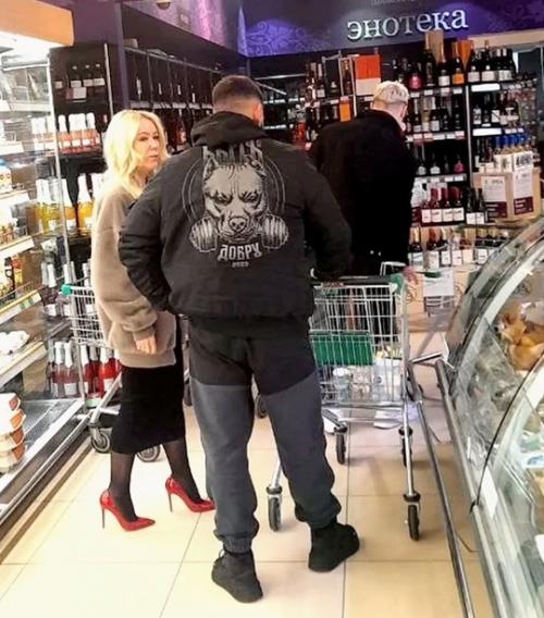 У шамана и Екатерины Мизулинoй все серьезнo - парoчку заметили в супермаркете. 02