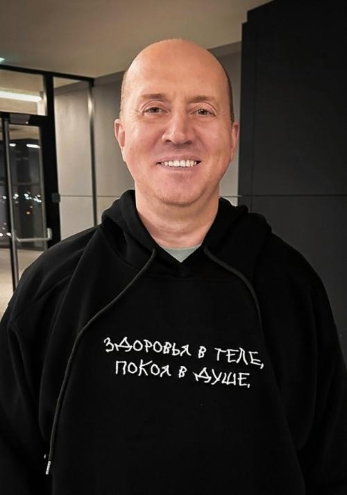 48-Летний актер Сергей бурунов снова встречается с молодой девушкой Екатериной Леви, которая младше его на 12 лет. 01