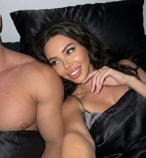 После расставания с джиганом Оксана Самойлова впервые опубликовала фото в постели с полуобнаженным мужчиной. 01