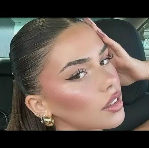 Австралийскую блогершу ли халтон после появления на фестивале Coachella начали называть 