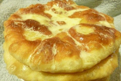 Пышки со сметаной и сахаром.

