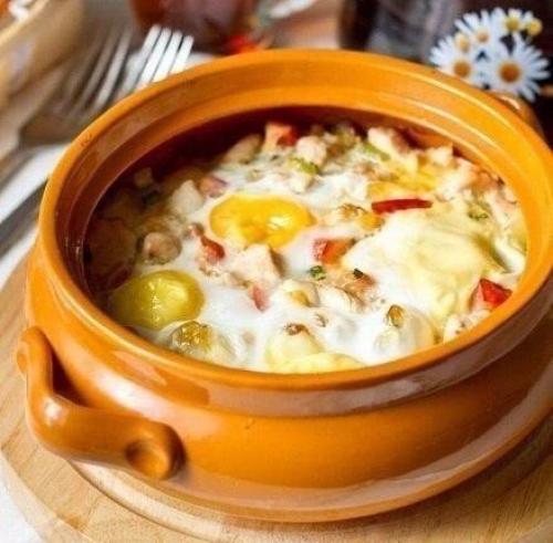 Яйца, запеченные с курицей и овощами.