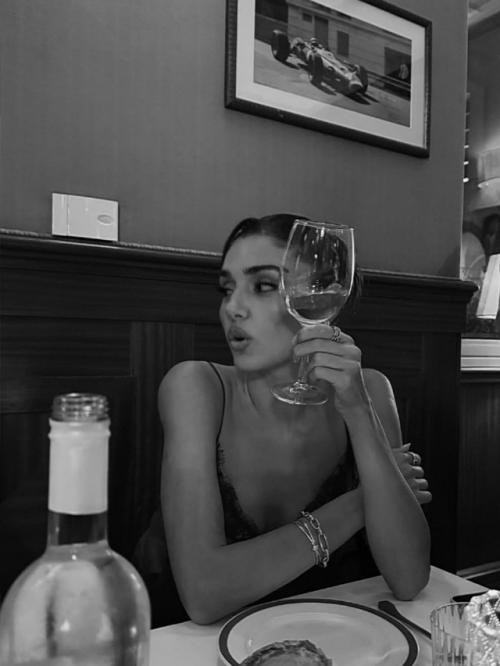 32-Летняя турецкая актриса Ханде эрчел была арестована по подозрению в причастности к делу о нар ах. 01