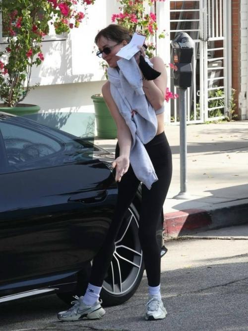 Дакота Джонсон и идеальное утро, которое пошло не по плану. 01