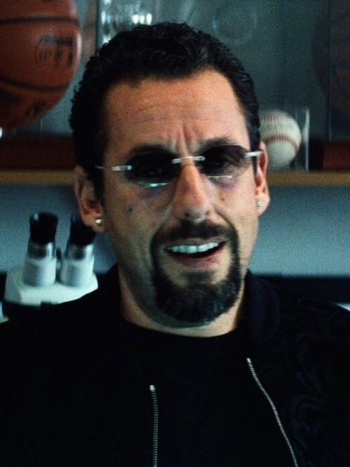 Все привыкли видеть 58-летнего Адама сэндлера в комедийных ролях, но этот фильм яркое исключение. 

