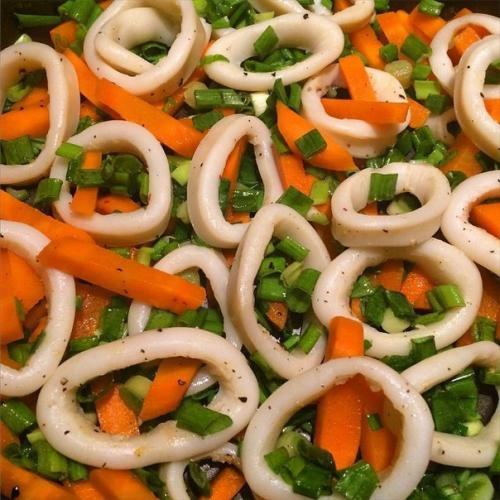 Кальмары - 2 тушки, морковь - 1 шт, лук - 1 шт.