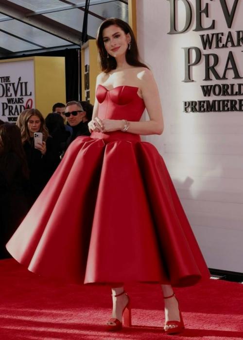 Мировая премьера дьявол носит Prada 2, и Энн хэтэуэй решила не мелочиться. 08