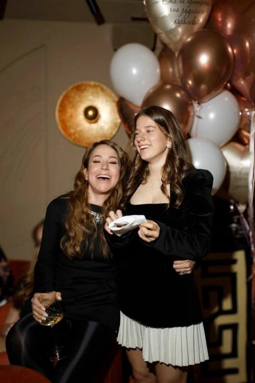 Андрей Аршавин и Юлия Барановская неожиданно воссоединились, чтобы отметить 18-летие дочери Яны.  