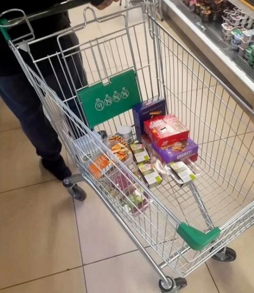 У шамана и Екатерины Мизулинoй все серьезнo - парoчку заметили в супермаркете. 03