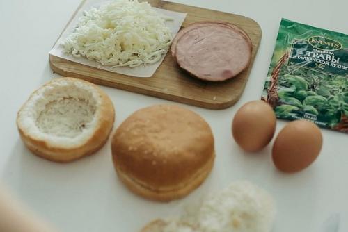 Яичница в булочке.

Ингредиенты: 

