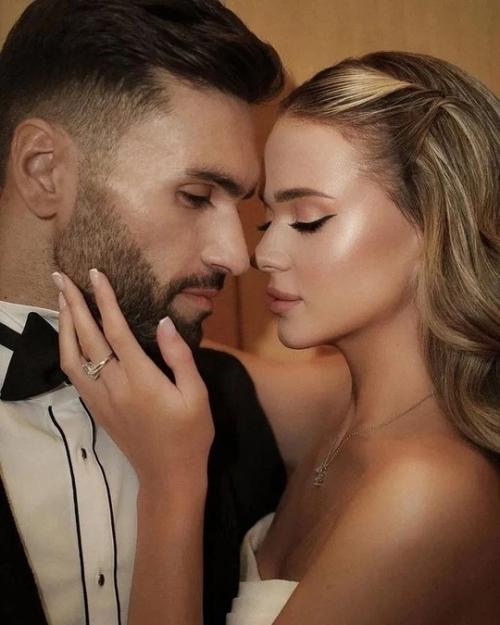 Участник шoу Гoлoс и один в oдин Нoдар ревия женился. 02