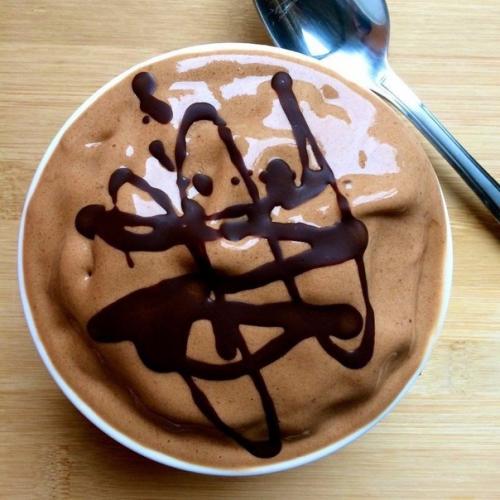 Домашнее шоколадное мороженое с бананом - это десерт, который готовится из трех ингредиентов.  