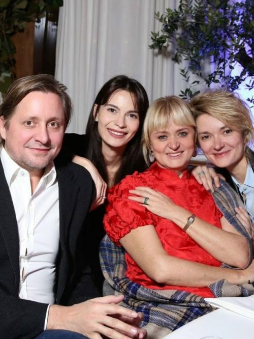 Татьяна Михалкова проникновенно поздравила свою дочь Анну с её 52-летием, опубликовав прекрасные старинные семейные фотографии. 01