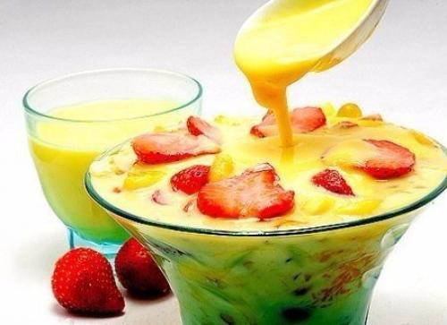 Фруктовый салат с лимонным кремом.