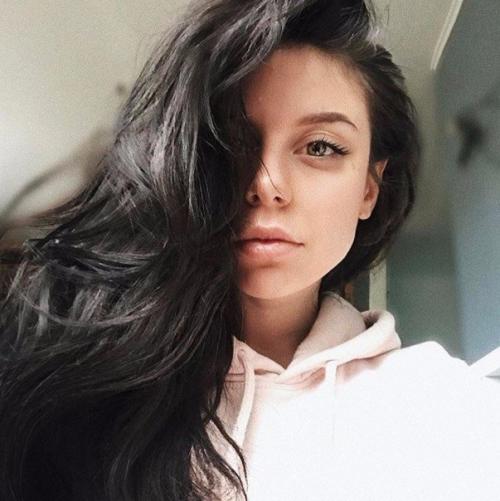 При мытье волос мы добавляем в шампунь витамины A, B, PP, C, B12, P6 в ампулах (продаются в аптеке.  