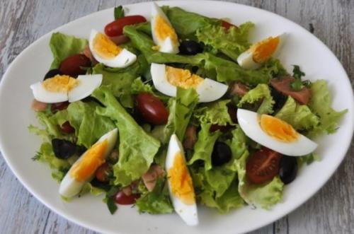 Зелёный салат с красной рыбой. Зелёный салат с красной рыбой.