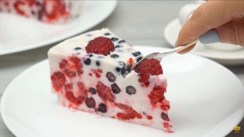 Ягодный летний торт без выпечки. Ягодный летний торт без выпечки.