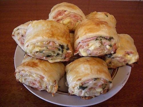 Рулетики из слоеного теста с колбасой и сыром.

