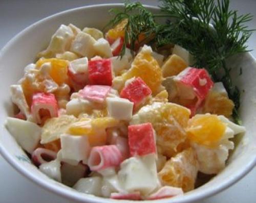 Крабовый салат с апельсинами.

