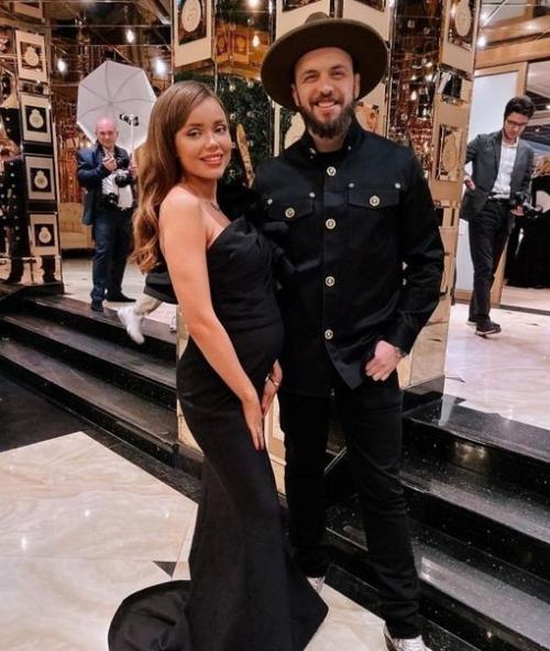 Рэп - исполнитель ST и его жена Ассоль Васильева ждут пополнение!