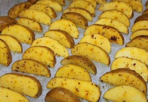 Картофель по-деревенски.  Ингредиенты: 04