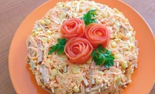 Салат с копченной колбасой.