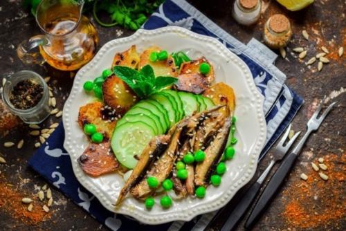 Салат из шпротов с зеленым горошком.

