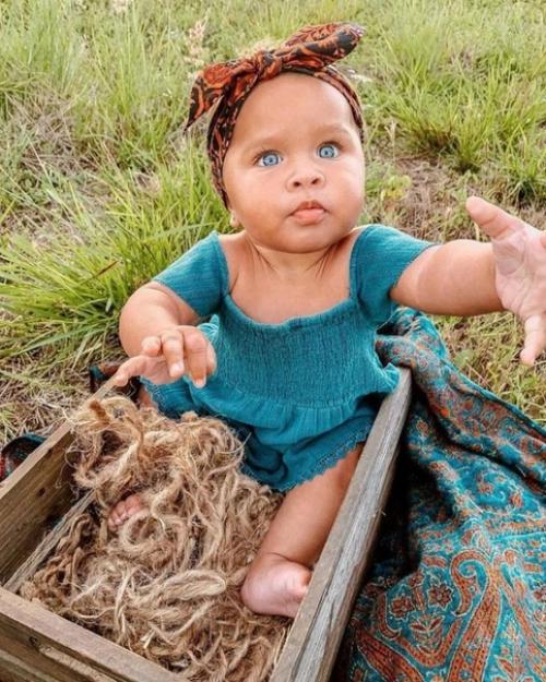 У этой межрасовой пары - детки с ангельским цветом глаз! 02