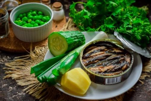 Салат из шпротов с зеленым горошком. 01