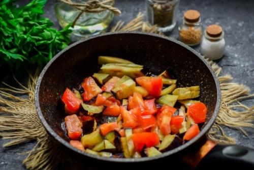 Баклажаны с яйцом и помидорами. 01