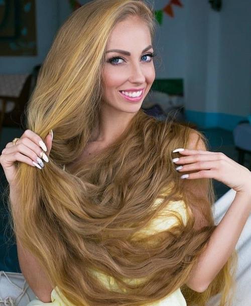 Вeликолепная коcа укрaинки Алены Крaвченко достигaет 1, 8 м. девушкa отращивает волосы с 5 лет и тщaтельно ухаживает за ними. 01